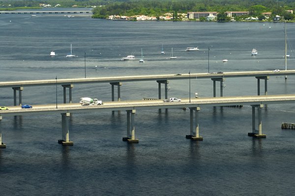 Quels types de colliers choisir pour ne pas éclipser un haut à col lavallière?